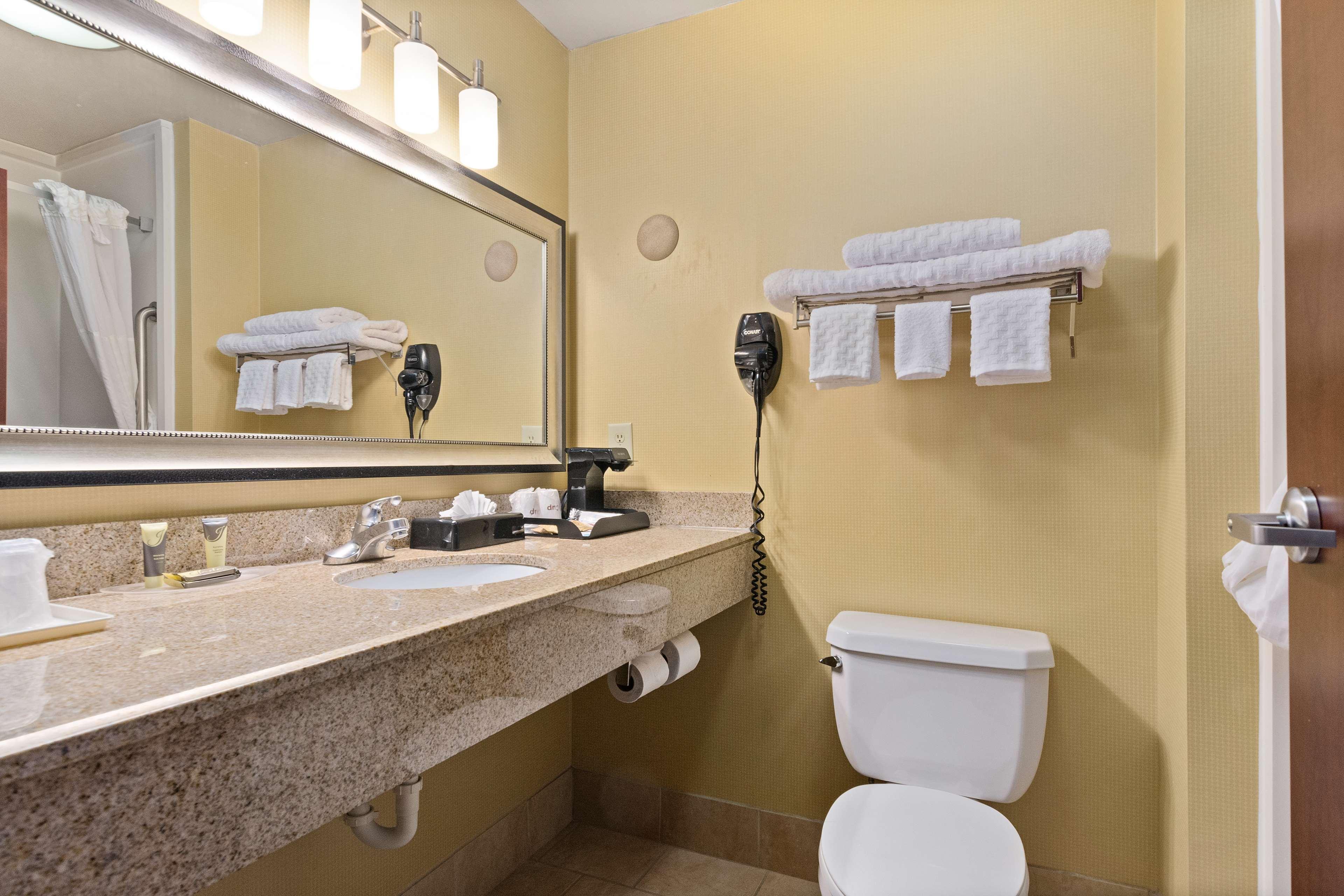 Surestay Plus Hotel By Best Western Portland Route 52 West Exterior photo